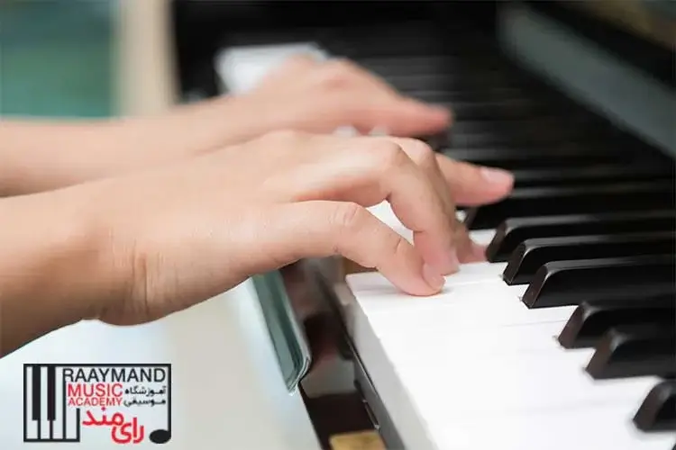 تمرین مستمر پیانو برای تبدیل شدن به یک پیانیست حرفه‌ای