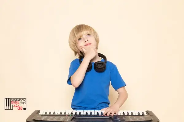 پیانو نواختن پسر بچه با کیبورد