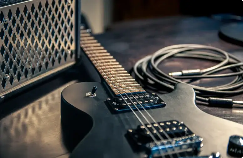 تصویر یک گیتار الکتریک مشکی رنگ