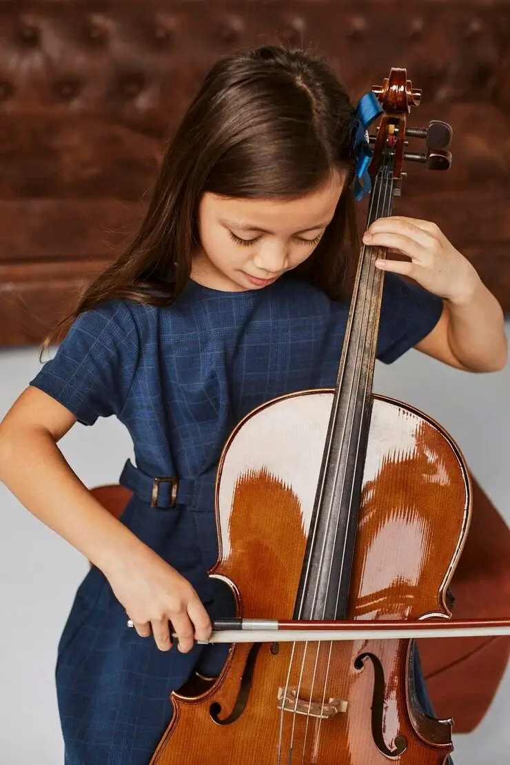 یک دختر بچه درحال نواختن ویولن