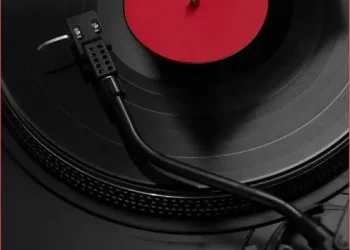 دیسک مشکی و قرمز رنگ دستگاه پخش موسیقی گرامافون